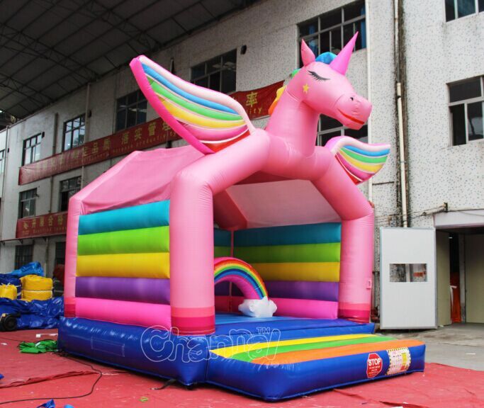 château gonflable licorne arc-en-ciel pour les filles